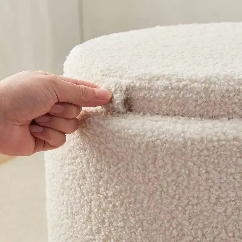 Pouf contenitore rotondo bianco in bouclé con coperchio utilizzabile come tavolino