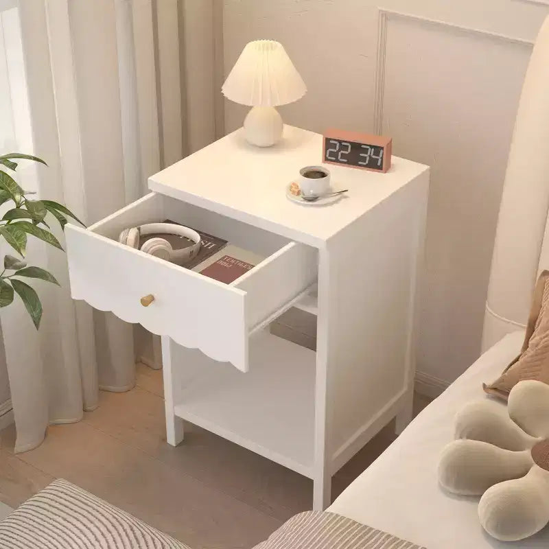 Comodino con bordo smerlato, cassetto e ripiano a giorno, tavolino moderno da letto con pomello dorato, per camera da letto, soggiorno e ingresso