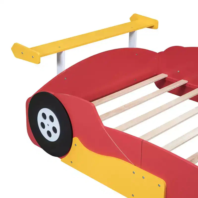 Letto a piattaforma a grandezza naturale a forma di auto da corsa con ruote per la cameretta dei bambini