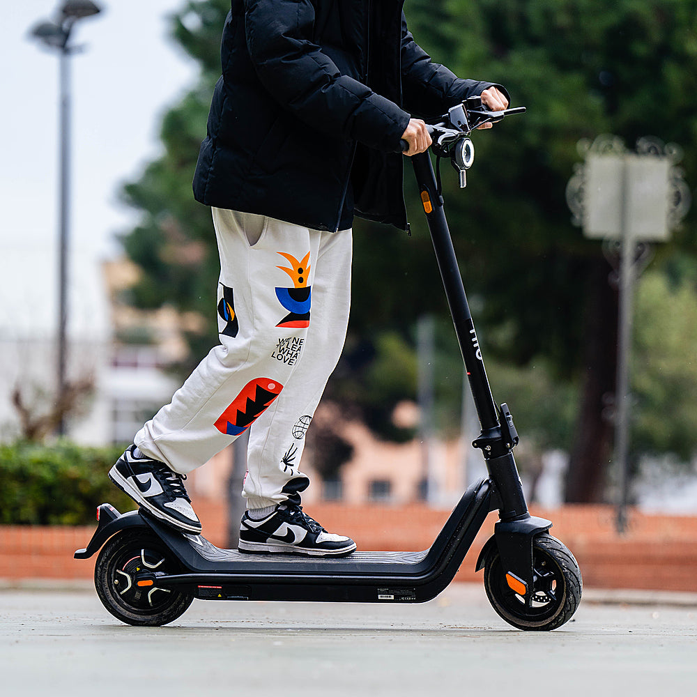NIU - KQi3 Pro Foldable Electric Kick Scooter w/ 31 mi Max Operating Range & 20 mph Max Speed - Black